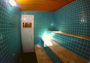 a blue tiled bathroom with a blue tiled wall at Pousada Bocaina in São Pedro da Serra