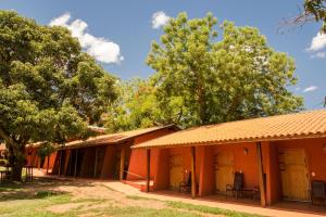 eine Reihe orangefarbener Gebäude mit Bäumen im Hintergrund in der Unterkunft Eco Resort Foz do Marinheiro in São João do Marinheiro