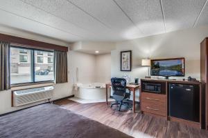 Kuchyň nebo kuchyňský kout v ubytování AmericInn by Wyndham Coon Rapids
