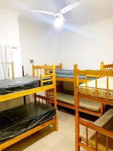 Zimmer mit 3 Etagenbetten und einer Decke in der Unterkunft Peruibe centro mar 944 in Peruíbe