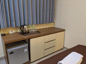 a room with a counter with a window and a counter sidx sidx sidx at Casa Familia Syariah in Sleman