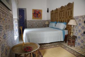 - une chambre avec un lit bleu et blanc dans l'établissement Riad 7 Rijal Marrakech, à Marrakech
