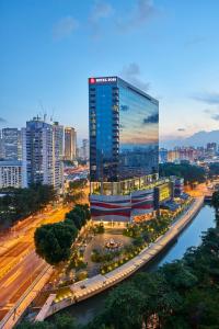 Hotel Boss في سنغافورة: مبنى كبير في مدينة بها نهر