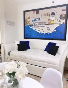 - un salon avec un canapé et une photo de bateau dans l'établissement 2 Bedroom Ocean Drive Newly Renovated, à Miami Beach