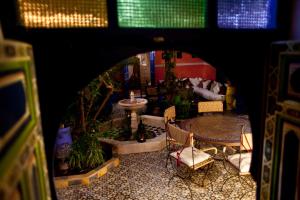 - un salon avec une table et des chaises dans l'établissement Riad 7 Rijal Marrakech, à Marrakech