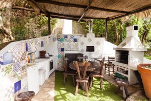 uma cozinha com uma mesa e um fogão em Villa Sole di Capri - Vista Mare em Massa Lubrense
