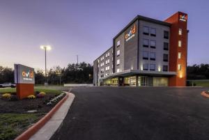 ein Gebäude mit einem Parkplatz davor in der Unterkunft Avid hotels - Staunton, an IHG Hotel in Staunton