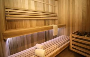 a wooden sauna with a towel on a shelf at Holiday Inn San Luis Potosi-Quijote, an IHG Hotel in San Luis Potosí