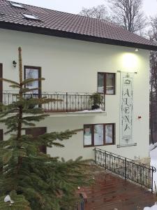 LupeniにあるCabana Alenaの側面に看板がある建物