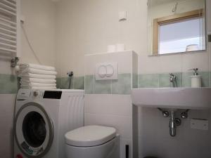 uma casa de banho com uma máquina de lavar roupa e um lavatório em FilinHome Dusana 3-bedroom Suite em Novi Sad