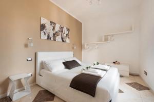 een slaapkamer met een groot wit bed in een kamer bij WiFi Superfast!Close to Statue of David! in Florence