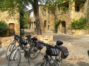Arcs De Monells - Adults Only في مونيلس: اثنين من الدراجات متوقفة أمام مبنى حجري