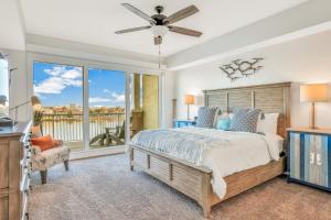 um quarto com uma cama e uma varanda em Dolphin's Cove - Clearwater Beach, FL em Clearwater Beach