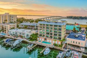 een luchtzicht op een jachthaven met condo's bij Dolphin's Cove - Clearwater Beach, FL in Clearwater Beach