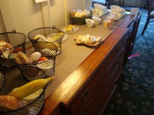 een houten aanrecht met manden met eten erop bij Carmel Green Lantern Inn in Carmel