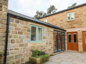 una imagen de una casa de piedra con patio en Shepherd's Crook, en Harrogate