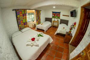聖奧古斯丁的住宿－Hotel Alto de los Andaquies，一间卧室,配有两张床