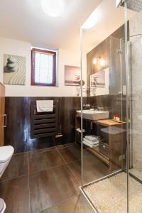 y baño con ducha acristalada y lavamanos. en Boutique Apartment in Kukucka Residences, en Tatranská Lomnica