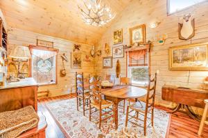 een eetkamer met een houten tafel en stoelen bij The Bear Lodge in North River