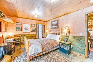 een slaapkamer met een bed en een bureau bij The Bear Lodge in North River