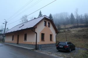 特尔乔夫Chalupa Pupov的前面有一辆小房子,前面有一辆汽车