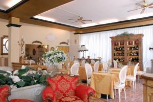 Reštaurácia alebo iné gastronomické zariadenie v ubytovaní Hotel Villa Luisa