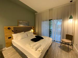 Een bed of bedden in een kamer bij Ashdot Yaacov Ichud Kibbutz Country Lodging