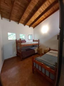 Giường trong phòng chung tại Hostel Meridiano 71
