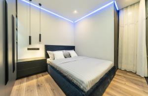 małą sypialnię z łóżkiem w pokoju w obiekcie Modern loft style apartment w Kijowie