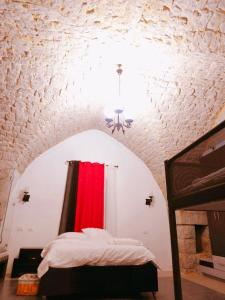 een kamer met een rood gordijn en een bed bij Mandala in Mount מנדלה בחרמון סוויטה in Majdal Shams