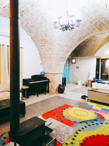 een woonkamer met een piano en een tapijt bij Mandala in Mount מנדלה בחרמון סוויטה in Majdal Shams