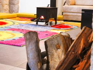 een woonkamer met een tafel en een tapijt bij Mandala in Mount מנדלה בחרמון סוויטה in Majdal Shams