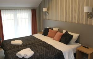 ein Schlafzimmer mit einem großen Bett mit Handtüchern darauf in der Unterkunft Apartament Czarna Góra S26 in Heudorf + 17 Fotos