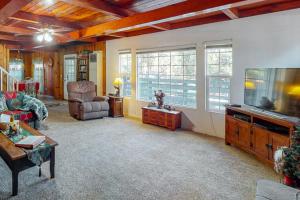 TV a/nebo společenská místnost v ubytování Maul Cabin