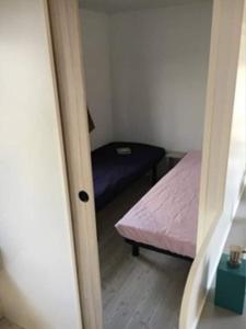 um pequeno quarto com uma cama e um pequeno quarto com uma cama em Sublima em Litteau