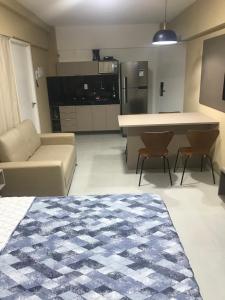 een keuken en een woonkamer met een bank en een tafel bij Edificio Time Apto 625 in Maceió