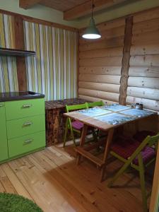 Crni Vrh的住宿－Apartment Midzor，一间厨房,里面配有桌椅
