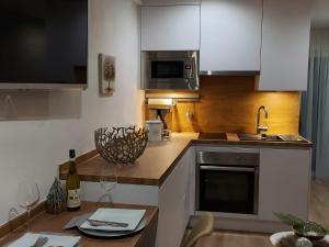 eine Küche mit einer Theke mit einer Spüle und einer Mikrowelle in der Unterkunft Bodensee Ferienwohnung Claudia 1 in Friedrichshafen