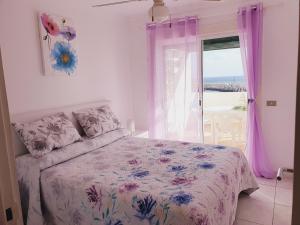 une chambre avec un lit et une vue sur l'océan dans l'établissement Azul Window Apartment, à San Miguel de Abona