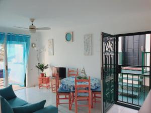 une salle à manger avec une table et des chaises dans une pièce dans l'établissement Azul Window Apartment, à San Miguel de Abona