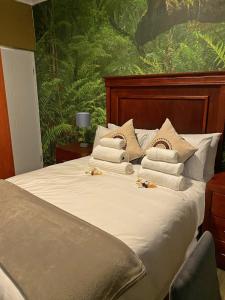 łóżko z poduszkami na górze w obiekcie Seven Wonders B&B w mieście Port Shepstone
