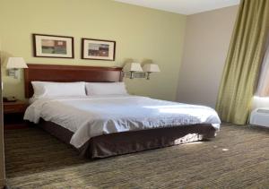 - une chambre avec un grand lit dans une chambre d'hôtel dans l'établissement Candlewood Suites Temple, an IHG Hotel, à Temple