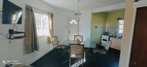 una cucina con un tavolo e sedie in una stanza di Cabaña en las sierras de Córdoba a Valle Hermoso