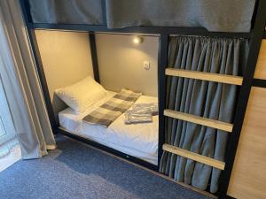 małe łóżko w pokoju z łóżkiem piętrowym w obiekcie Ehostel360 w Iwano-Frankiwsku