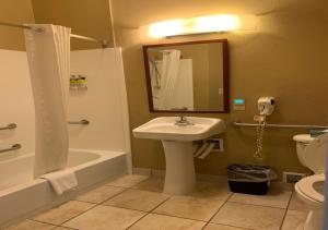 La salle de bains est pourvue d'un lavabo, de toilettes et d'un miroir. dans l'établissement Candlewood Suites Temple, an IHG Hotel, à Temple