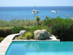 Photo de la galerie de l'établissement Villa de 4 chambres a Corbara a 20 m de la plage avec vue sur la mer piscine privee et jacuzzi, à Corbara