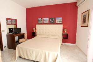 A television and/or entertainment centre at Charming House in Ragusa + City View