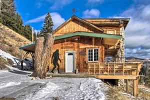 une cabane en rondins avec une terrasse couverte dans la neige dans l'établissement Sasquatch Inn Retreat Near Fishing and Hunting!, à Wise River