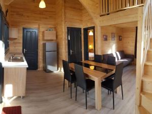 - une cuisine et une salle à manger avec une table et des chaises dans l'établissement Chalet in Saint Laurent on a slope, à Saint-Laurent-du-Jura