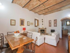 sala de estar con mesa y sillas blancas en Belvilla by OYO Casalini 2 en Romola